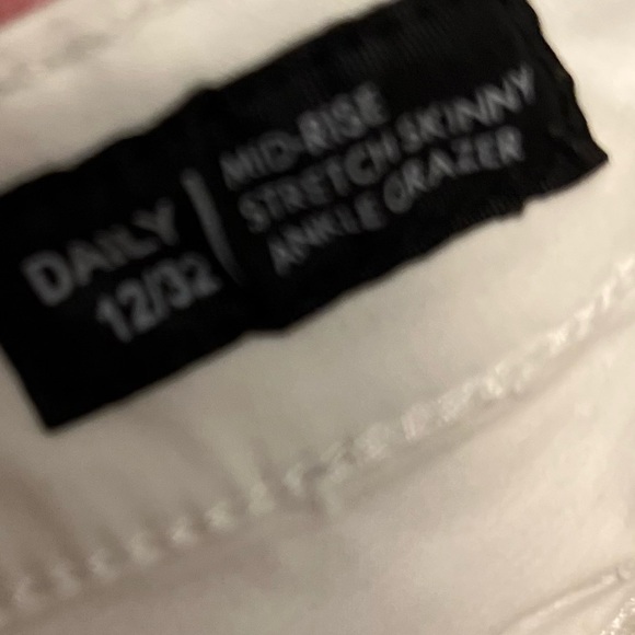 Mid rise white pants - Picture 3 of 3